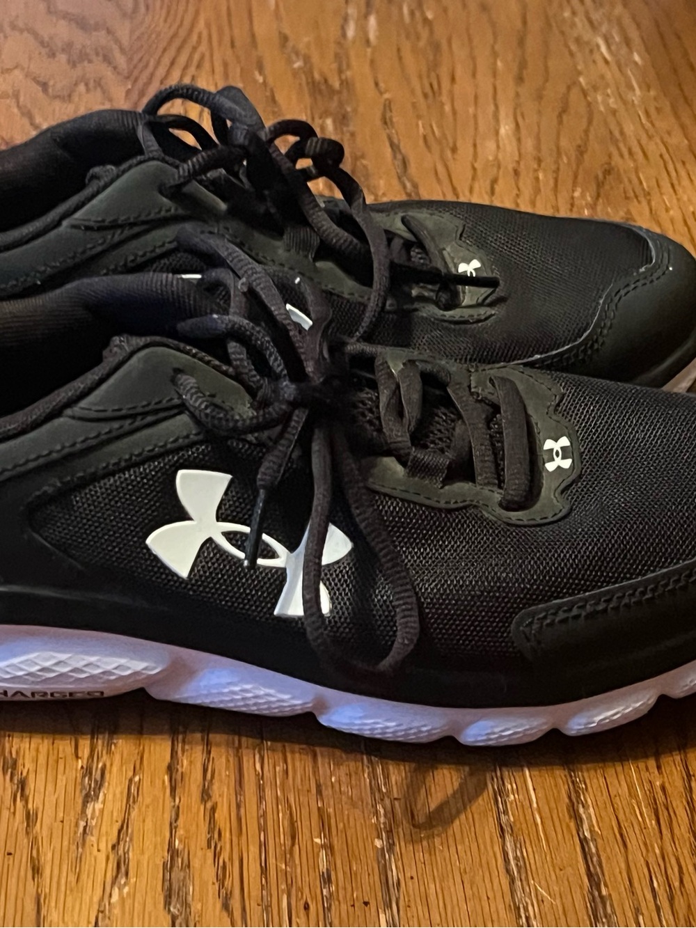 Like new Under Armour Women’s Black Athletic Shoes